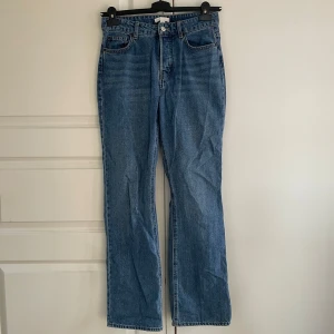 Jeans från HM - Raka/baggy blåa jeans från HM. Inte så använda men har slitage längst ner. 