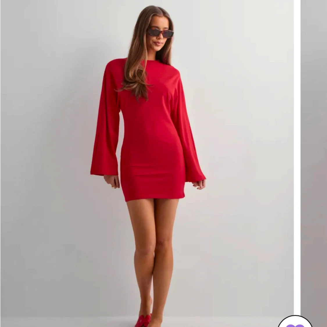 Röd kortklänning med vida ärmar