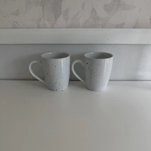 2st ljusgrå kaffekoppar 🩶🤍 - 2st ljusgrå kaffekoppar med svarta prickar som detalj. Köptes secondhand men har själv aldrig använt dom! FÖRST TILL KVARN!🤍🩶(BUNDLERABATT VID KÖP AV FLER ARTIKLAR, KIKA MIN PROFIL!)
