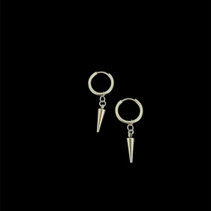Sthlmstil spike earrings - Coola silvriga örhängen med små ringar och hängande konformade detaljer. Perfekta för att ge din look en edgy touch. Passar både till vardags och när du vill sticka ut lite extra.
