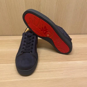 Christian Louboutin - Mycker fina Christan Louboutin skor med deras namn på baksidan av skon (rare model). Storlek 43 och i princip nya. Pris ej skrivet i sten men var rimliga