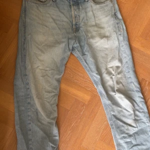 Ljusblå jeans - Ljusblåa jeans från Jack and Jones riktigt sköna och sitter bra dom har inga defekter.  W31 och L30