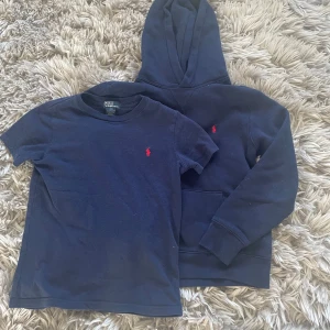 Mörkblå hoodie och t-shirt från Polo Ralph Lauren - Säljer ett set med mörkblå hoodie och t-shirt från Polo Ralph Lauren. Båda plaggen har det klassiska röda broderade logotypen på bröstet.  Kom gärna med frågor eller prisförslag⚜️Endast hoddie kostar 300