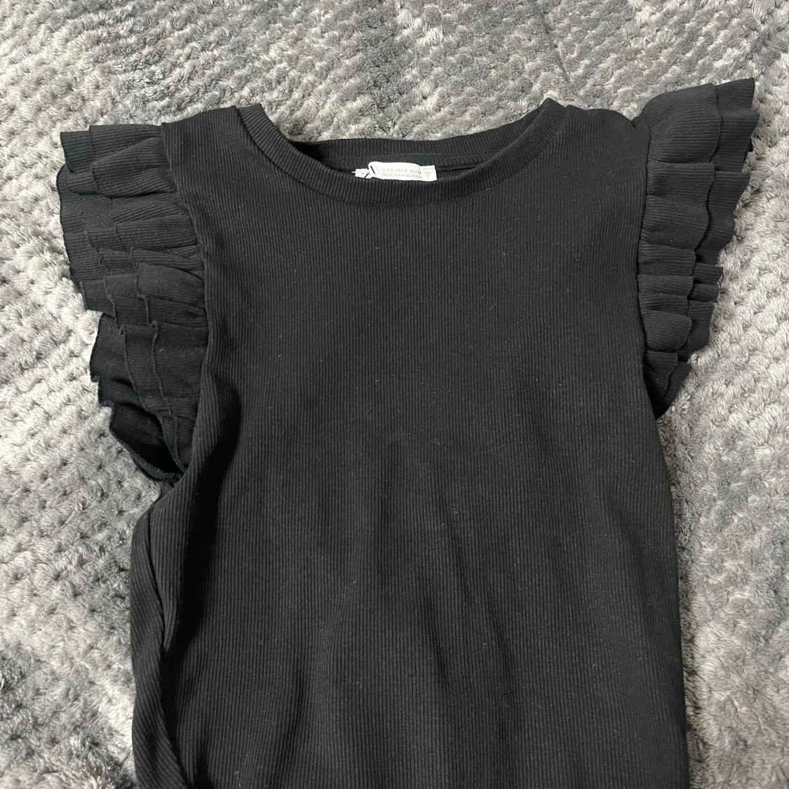 Svart ribbad topp med volangärmar från Zara