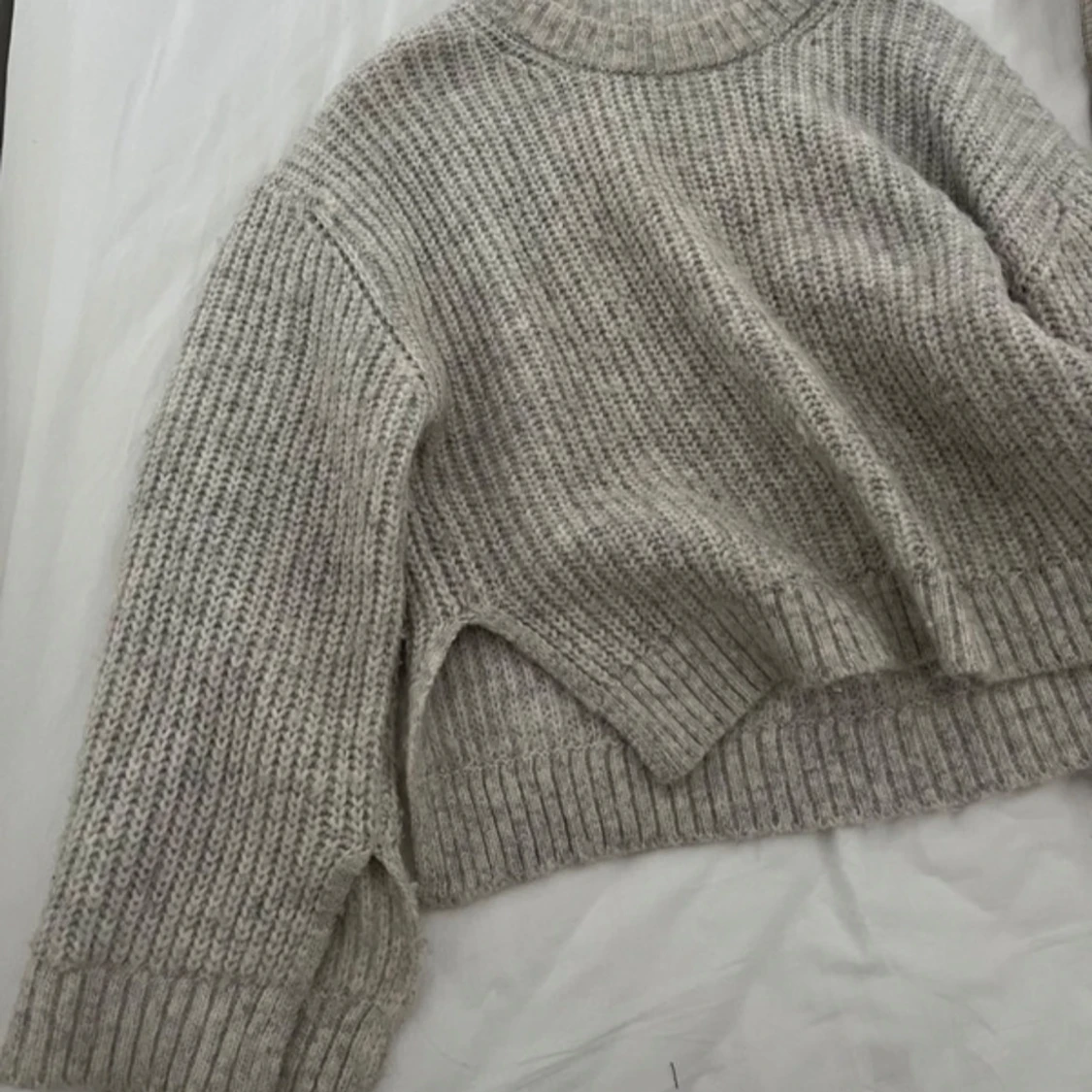Grå stickad tröja  - 1