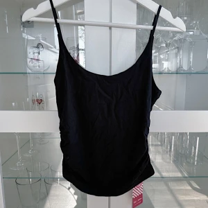 Svart linne med scrunch detalj 🖤 - Helt nytt svart linne i storlek M. säljs pga att den var lite stor på mig. FÖRST TILL KVARN! 🖤(BUNDLERABATT VID KÖP AV FLER ARTIKLAR!)