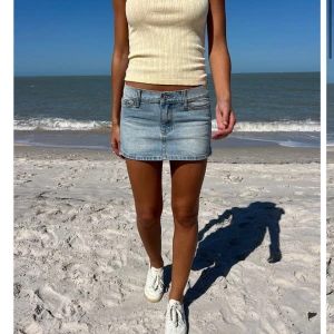 Ljusblå jeanskjol - Säljer en ljusblå jeanskjol från Brandy Melville, köpt förra sommaren, super bra skick. Xs/s. Lite ljusare i verkligheten 