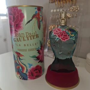 Jean Paul Gaultier La Belle Paradise Garden EdP 100ml - Säljer min jean Paul gaultier la belle paradiset garden parfym. Flaskan rymmer ca 90ml kvar av parfym.