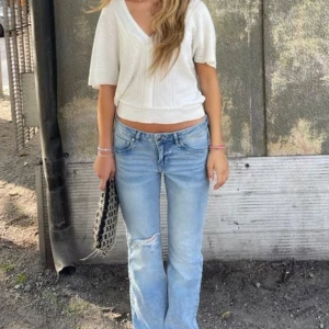 Lågmidjade jeans - Säljer dessa trendiga slutsålda lågmidjade jeans❤️midjemåttet tvärs över är 36 cm (+stretch) och innerbenslängden 80 cm ungefär❤️