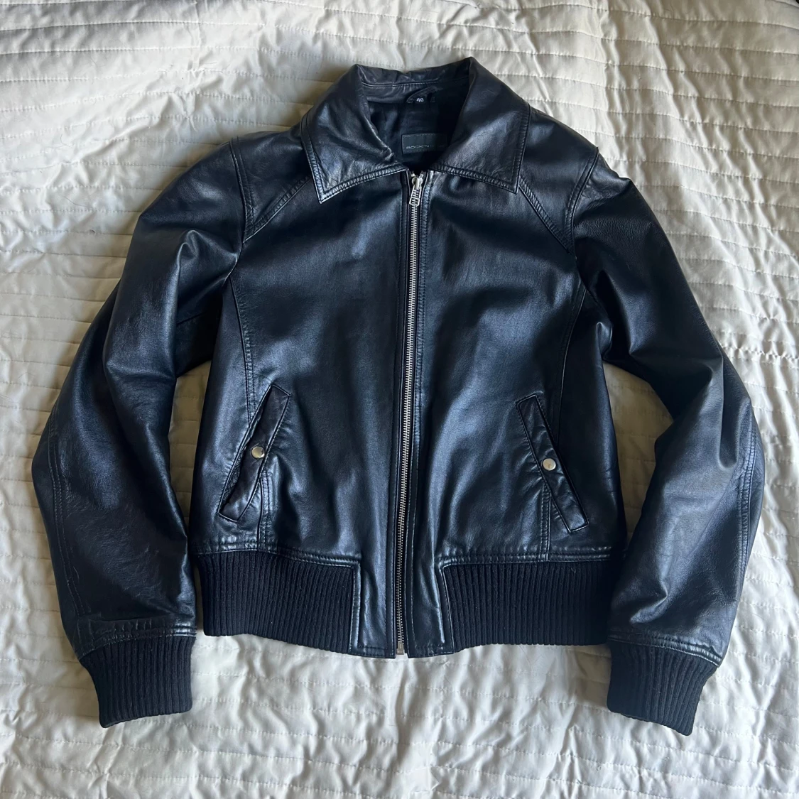 Svart skinnjacka med dragkedja