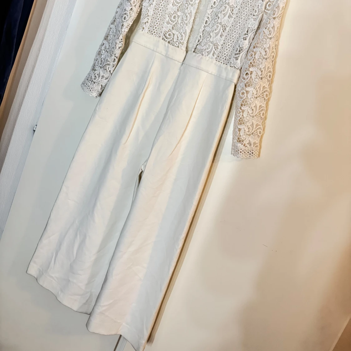 Vit byxdress med spetsdetaljer - 1