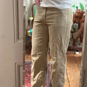 Beiga manchesterbyxor från Lee - Säljer ett par beiga manchesterbyxor från Lee. Byxorna är lite baggy/vida och är tillverkade i mjuk manchester. Perfekta för dig som gillar retrostil och vill ha något bekvämt och snyggt. Dom är något korta för mig som är 174.