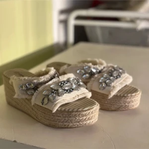 Beige sandaler med detaljer - Säljer ett par beige sandaler. Storlek 38. Nyskick. Perfekta för sommaren!