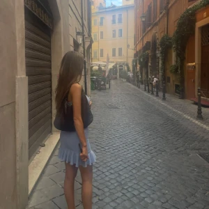 Ljusblå tube dress med volang - Säljer en superfin ljusblå axelbandslös klänning med volangkant nertill. Klänningen har en tight passform, stretchigt stickat material🩵