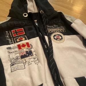 Hoodie från Geographical Norway - Säljer en snygg hoodie från geografical norway 🇳🇴, pris kan diskuteras, postar direkt efter köp.