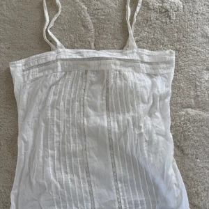 Vit linnetopp från Dunnes Stores - Säljer en söt vit topp från Dunnes Stores i storlek M 