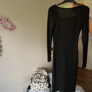 Svart klängig  - En svart klänning den är lång och tajt och den är gosig som ni ser på bilden. Och har aldrig haft på mig den