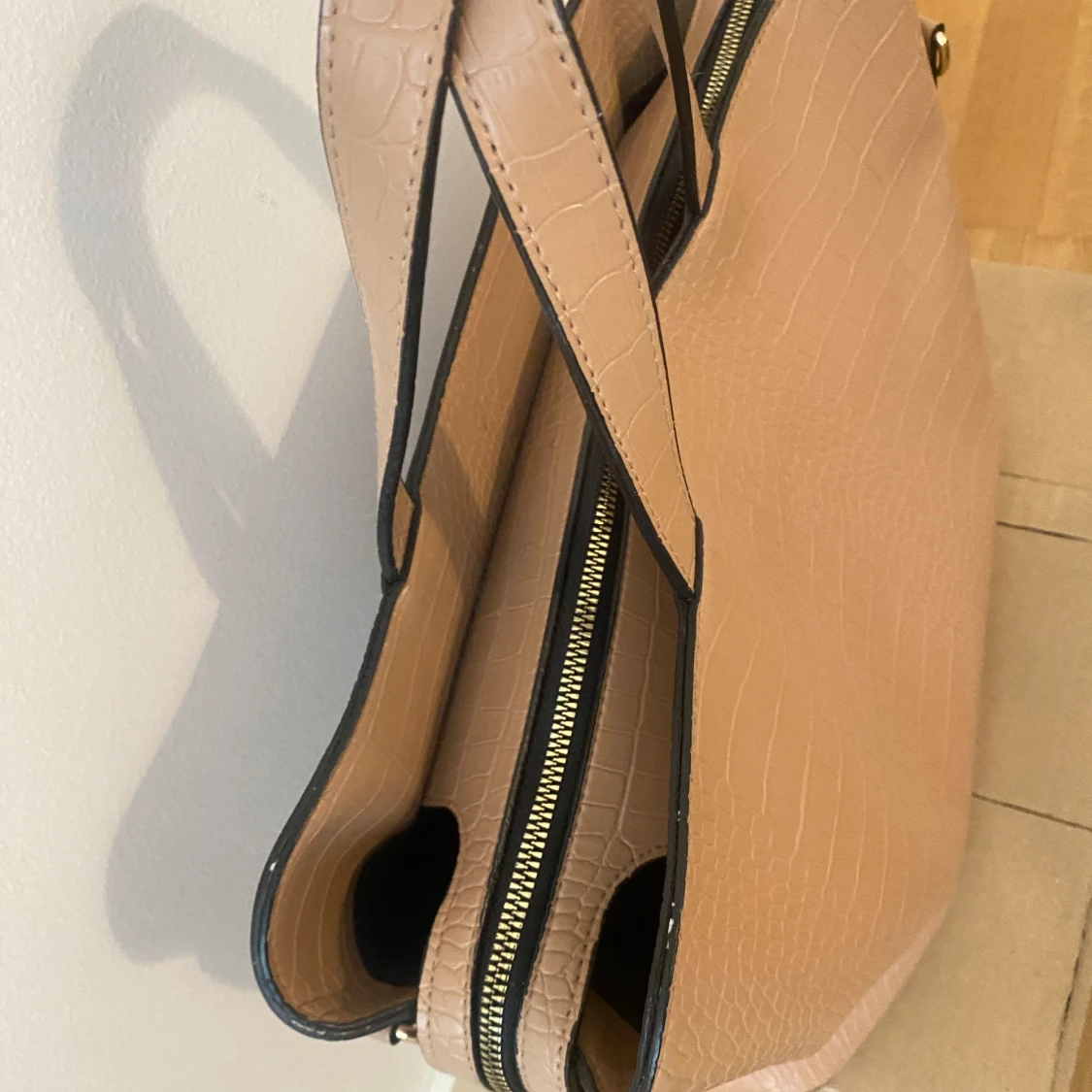 Beige axelväska med krokodilpräglat mönster - 2