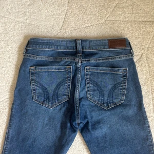Lågmidjade jeans - Lågmidjade bootcut hollister jeans, super skick 💕 Midjemåttet rakt över: 36cm. Innerbenslängd: 68cm