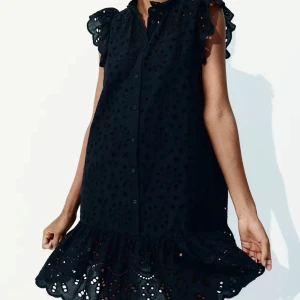 Broderad volang klänning - Hålbroderad volangklänning från & other stories i mycket bra skick!