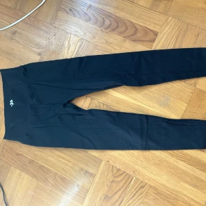 Svarta träningstights  - Svarta tights från lager 157 i storlek medium💫