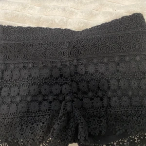 Ljusgrå bomullsshorts med resår och fickor 50/st - Säljer ett par ljusgrå shorts med resår i midjan och dragsko. Shortsen har två sidofickor och en bakficka. De är tillverkade i mjuk bomull och har en avslappnad passform, perfekta för varma dagar.