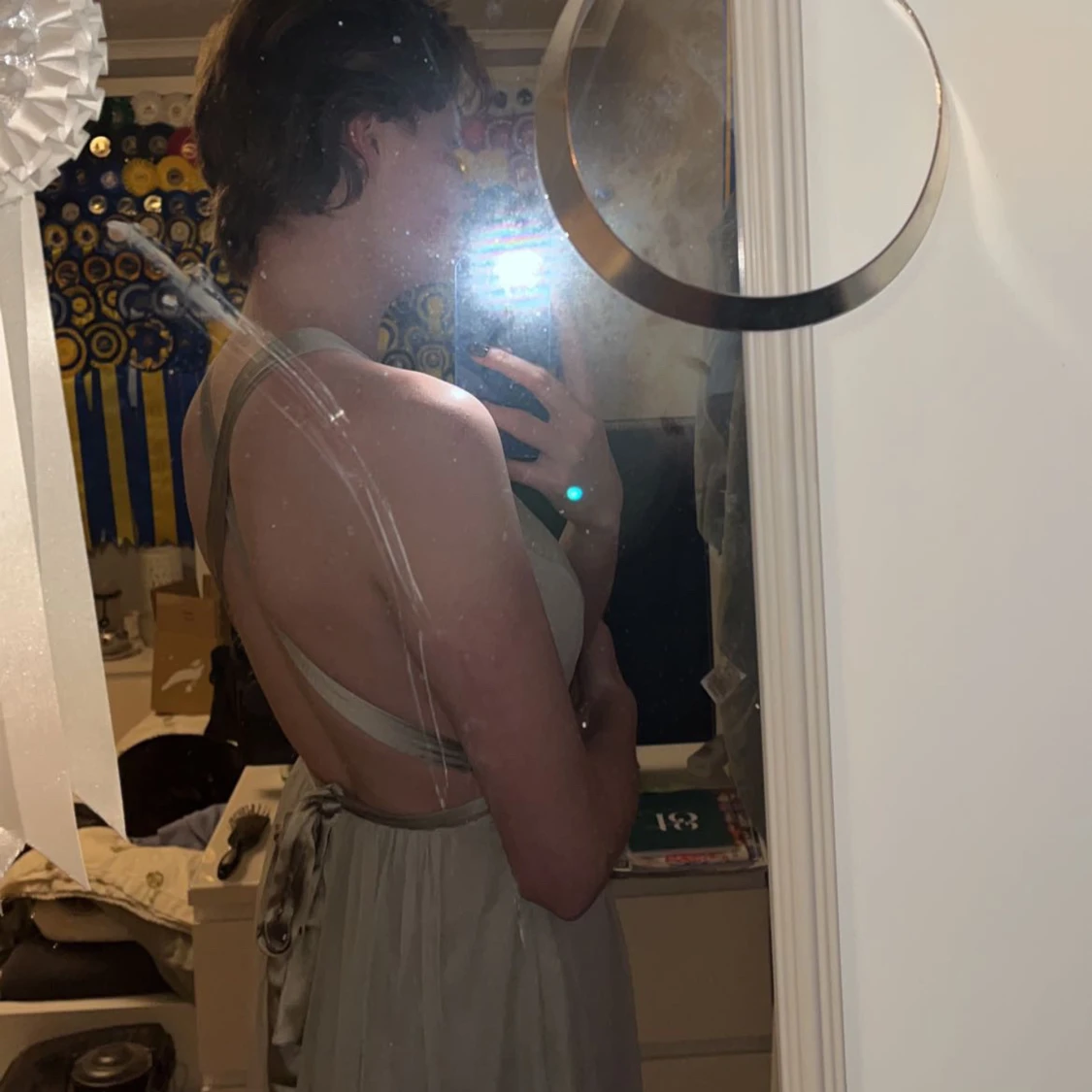 Balklänning i ljusbeige med djup v-ringning - 1