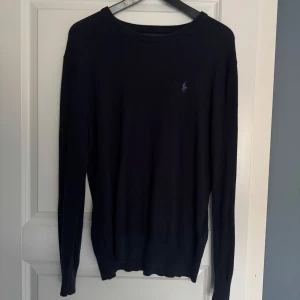 Mörkblå Ralph Lauren Kashmir blend tröja -  Säljer nu min mörkblå och floren Kashmir blend tröja då den är för liten för mig. Tveka inte på att höra av er. Pris kan diskuteras vid snabb affär.