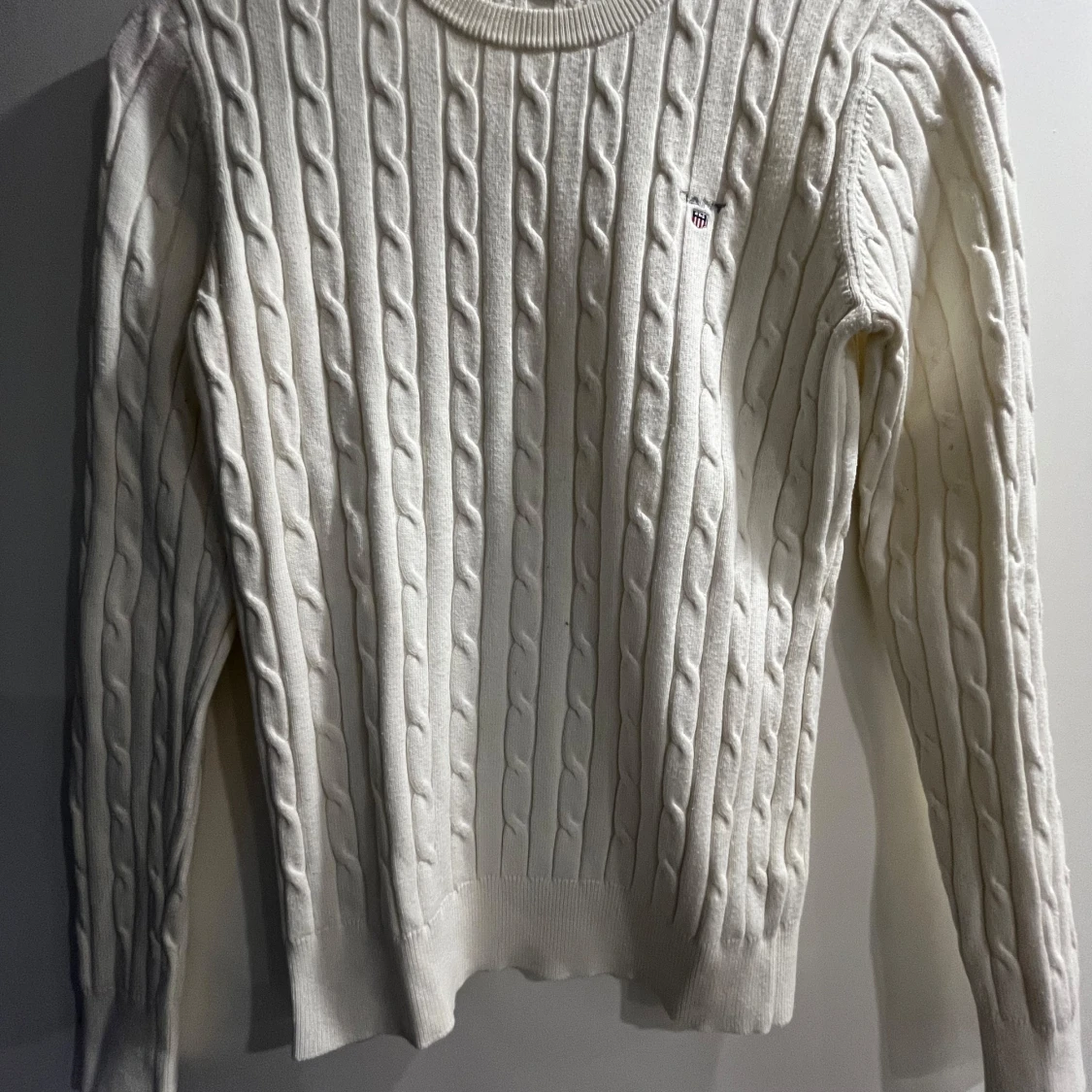 Vit kabelstickad tröja från GANT