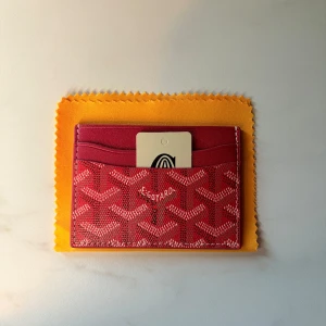 Plånbok - En extremt fin korthållare. Skick 10/10 helt ny! Pris diskutabelt 