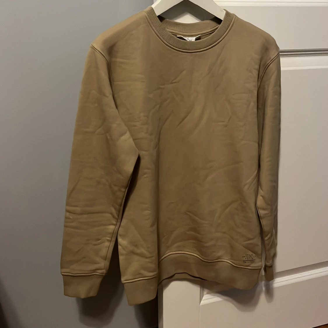 Beige sweatshirt med rund hals
