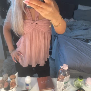 Rosa plisserad halterneck-top - Säljer en jätte fin sommar topp från Zara!!💕