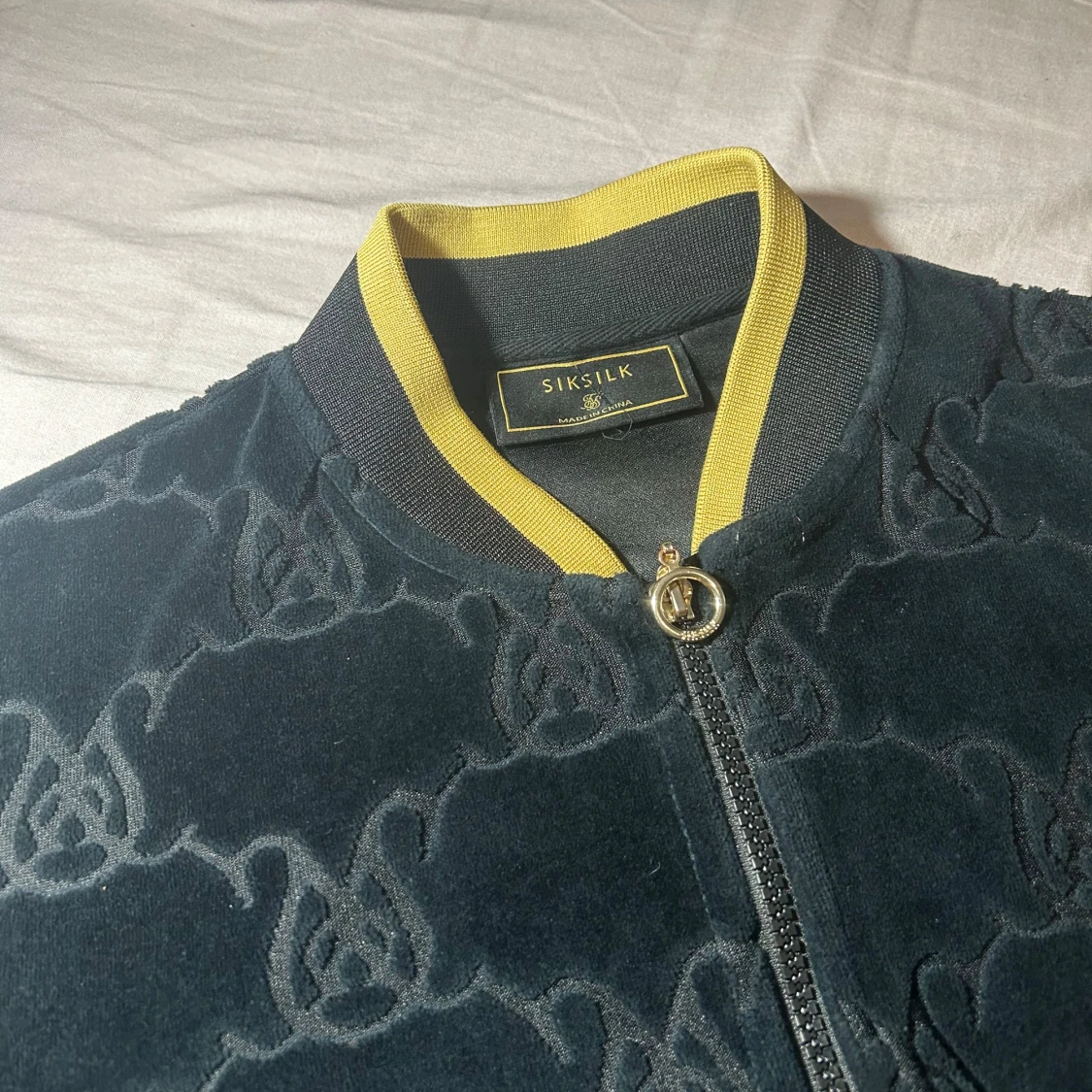 Svart bomberjacka från SikSilk med gulddetaljer - 2