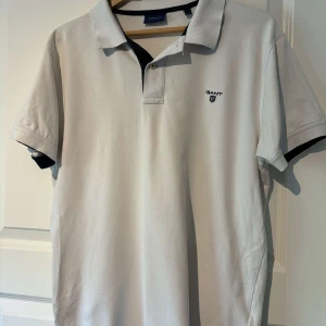 Vit pikétröja från Gant - Gant tröja som passar M.