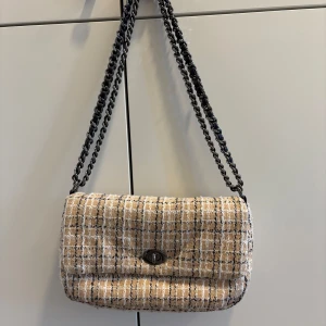 Becksöndergaard väska - Superfin väska som tyvärr inte kommit till användning, kan bäras både på axeln och crossbody. Jättebra skick🤍🤎