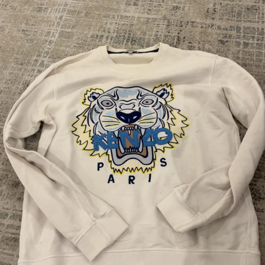 Vit sweatshirt med tigerbrodyr från Kenzo