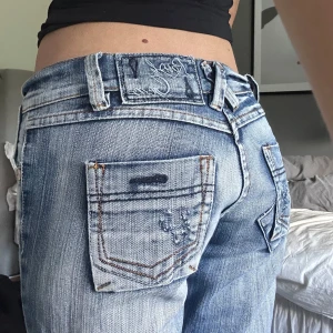 lågmidjade jeans - Snygga jeans från Xmail köpta här på plick, säljer då dom är lite för stora på mig💗 Välj gärna Instabox!
