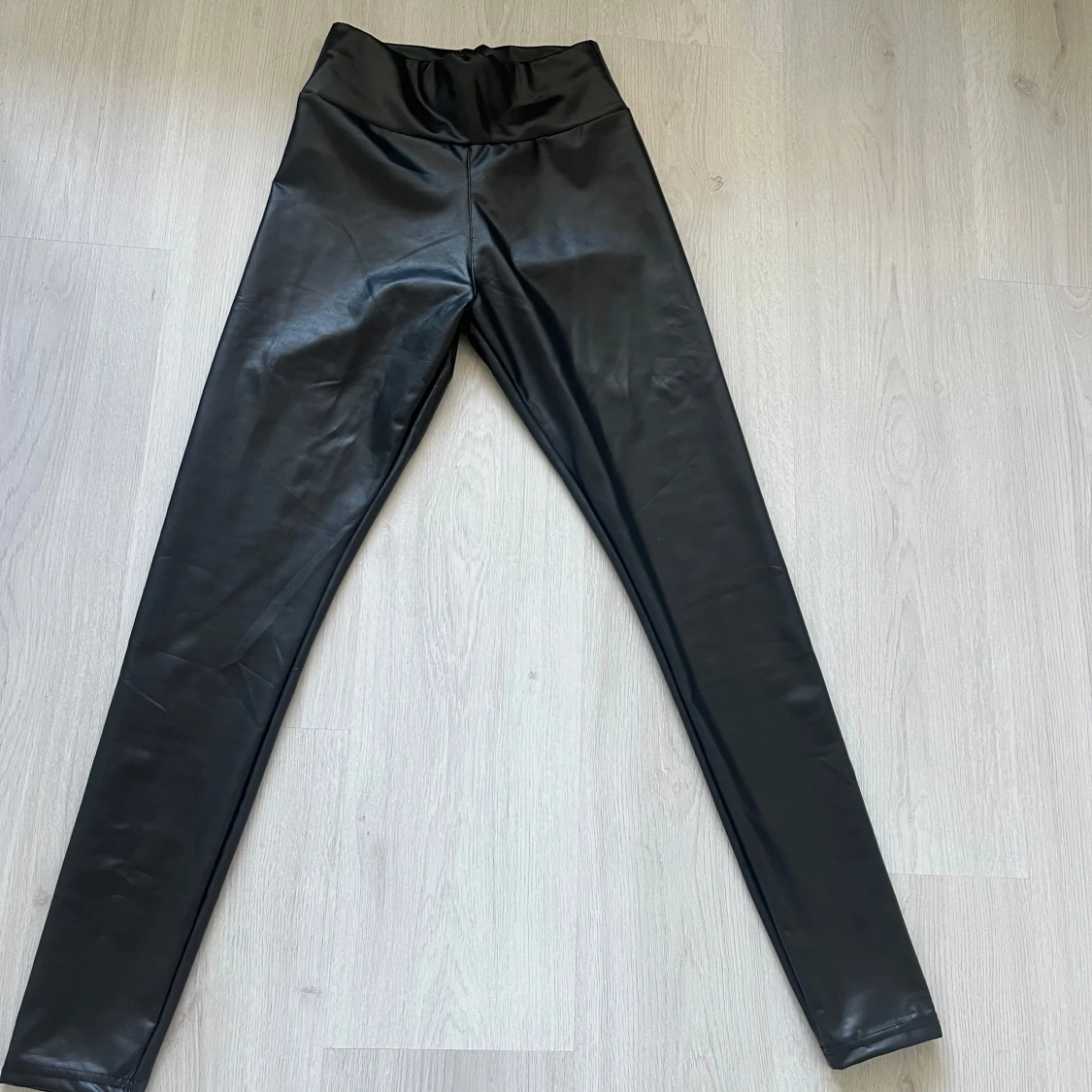 Svarta leggings i skinnimitation - 1