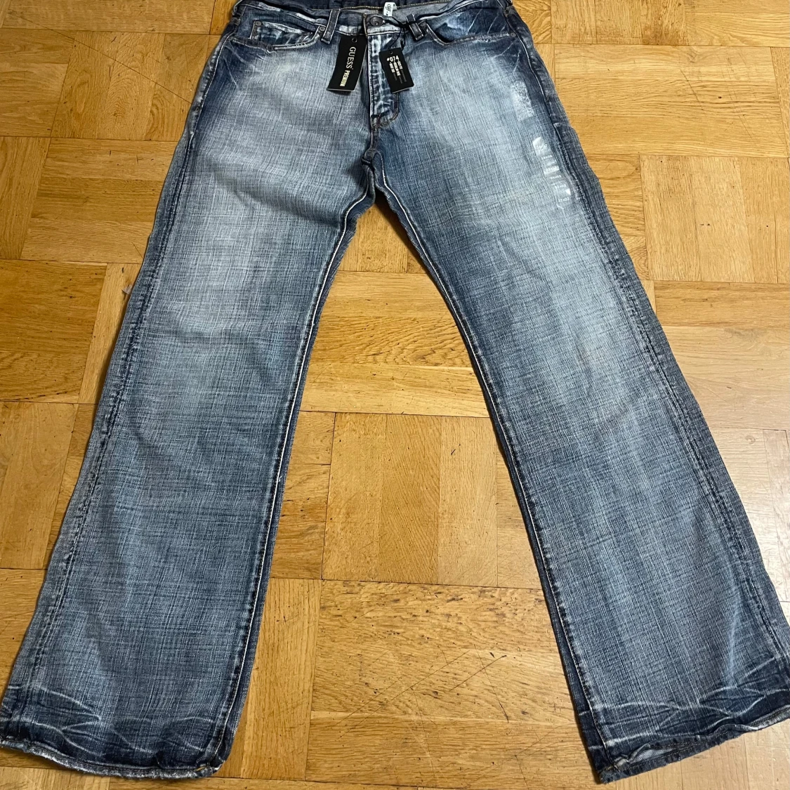 Blå bootcut jeans från Guess