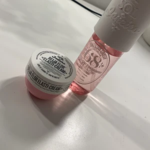 Sol de Janeiro Brazilian Crush Cheirosa 68 & Beija Flor Elasti-Cream - Säljer en rosa body mist 'Brazilian Crush Cheirosa 68' (90 ml) med doft av brasiliansk jasmin och drakfrukt samt en rosa burk 'Beija Flor Elasti-Cream' med återfuktande kräm. Båda har fräsch, söt doft och snygg förpackning. Krämen är 25 ml!