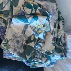 Blommig sängkläder  - Blommiga sängkläder. Två st till täcke och 2 kuddöverdrag. 150kr. Helt oanvänt 