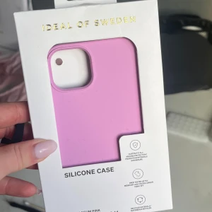 Rosa silikonfodral från iDeal of Sweden - Säljer ett snyggt och stilrent rosa silikonfodral från iDeal of Sweden. Passar till iPhone 13 & 14. Fodralet är i färgen bubblegum pink och har en mjuk, matt yta som ger bra grepp och skydd till mobilen.