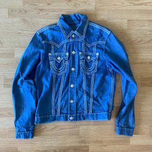 True Religion Jimmy QT Jacka   - !skicka bud för snabb affär! Fet och sällsynt true religion jacka, storlek XL men passar som M/L. Bra skick. Skriv om ni undrar någonting 📲