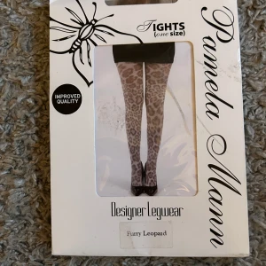 Leopardmönstrade strumpbyxor från Pamela Mann - Snygga strumpbyxor med leopardmönster från Pamela Mann. De är tunna och har ett djurmönster i beige och grå toner. Perfekta för att ge outfiten lite extra edge. Helt nya. Onesize.