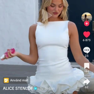 Söker!! Vit volangklänning från Zara  - Söker denna klänningen från Zara i storlek xs eller s till studenten. Hör av er om ni säljer!❤️