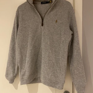 Ralph Lauren Half Zip - Ralph Lauren Half Zip <- perfekt kvalité, funkar bra nu inför sommarn! Priset går självklart att förhandla om☀️☀️