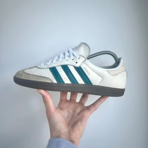 Adidas Samba - Adidas Samba OG W - Skick: 7,5/10 - Storlek 40 - Tillbehör: Skorna, extra snören och boxen - Nypris 1400kr - Mitt pris 499kr (förhandlingsbart - Closet de Luxe