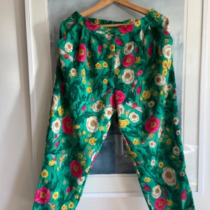 Gröna blommiga byxor, stl 38 - Fantastiska byxor som är svåra att få tag på, stl 38. 