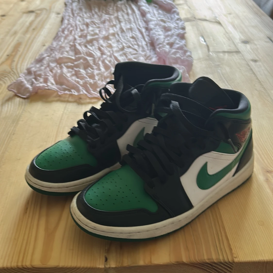 Nike Air Jordans med gröna och svarta detaljer