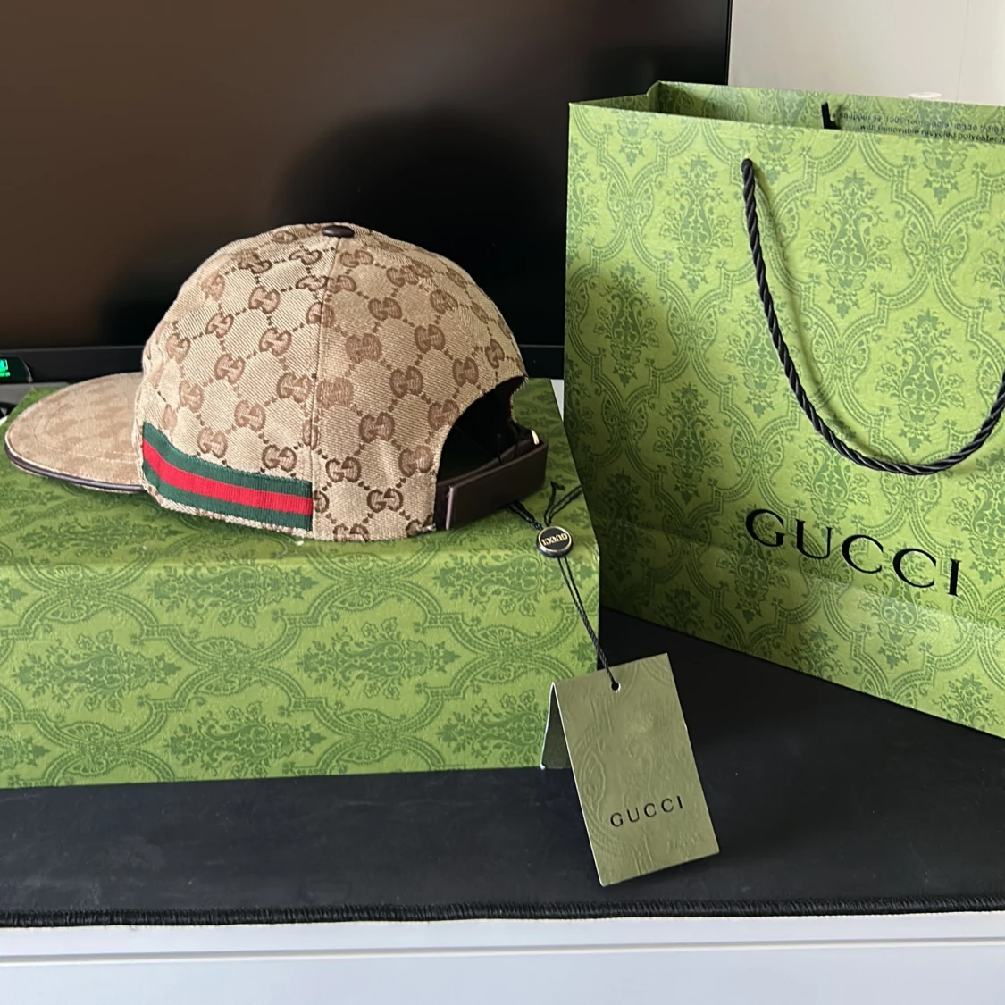 Gucci keps med GG-mönster och grön-röd rand